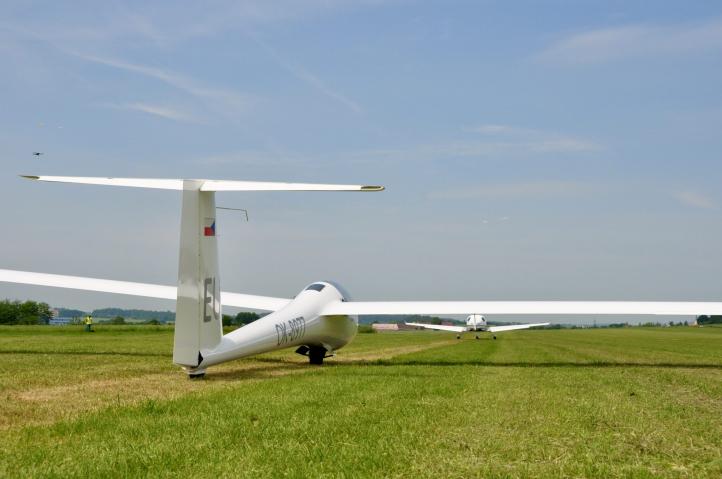 Szybowiec na czeskim lotnisku w Taborze (fot. wgc2025.cz)