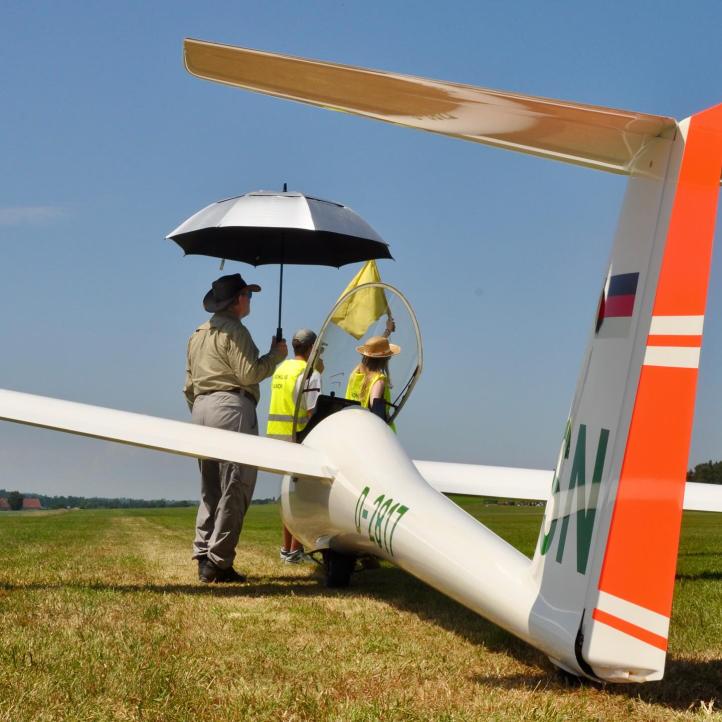 Szybowiec na czeskim lotnisku w Taborze w oczekiwaniu na start (fot. EGC 2024, Facebook)