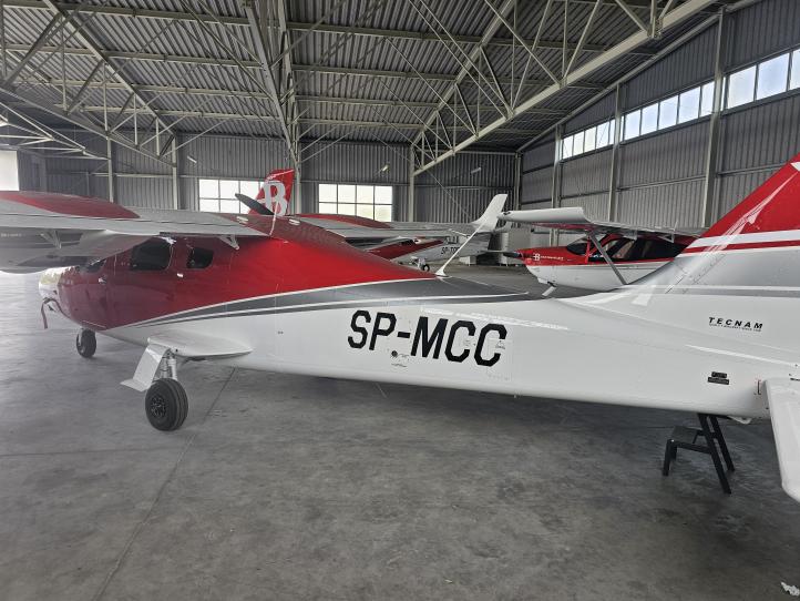 Tecnam P2006T NG należący do Bartolini Air w hangarze (fot. Bartolini Air)