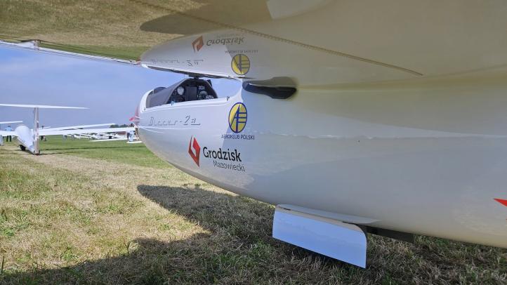 Widok spod skrzydła szybowca Discus 2a na lotnisku w Taborze (fot. Łukasz Błaszczyk, Facebook)