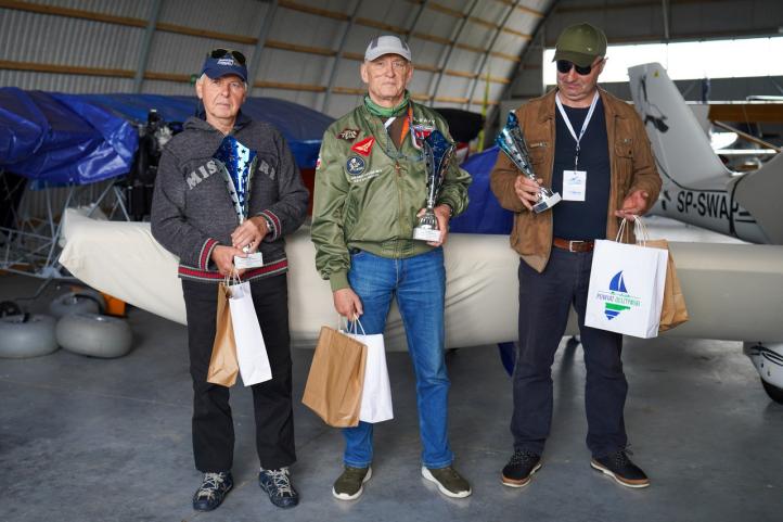 Zwycięzcy konkurencji lądowania na celność - Gryźliny (fot. Aeroklub Krainy Jezior)