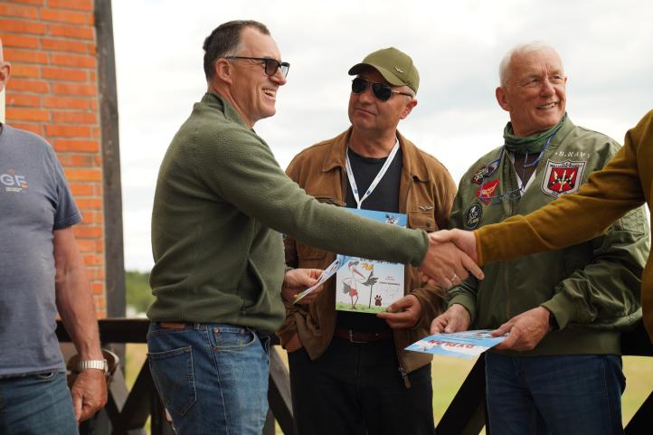 Zwycięzcy konkurencji lądowania na celność - Kikity (fot. Aeroklub Krainy Jezior)