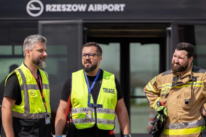 Ćwiczenia służb ratowniczych na lotnisku Rzeszów-Jasionka (fot. Łukasz Ożóg)6