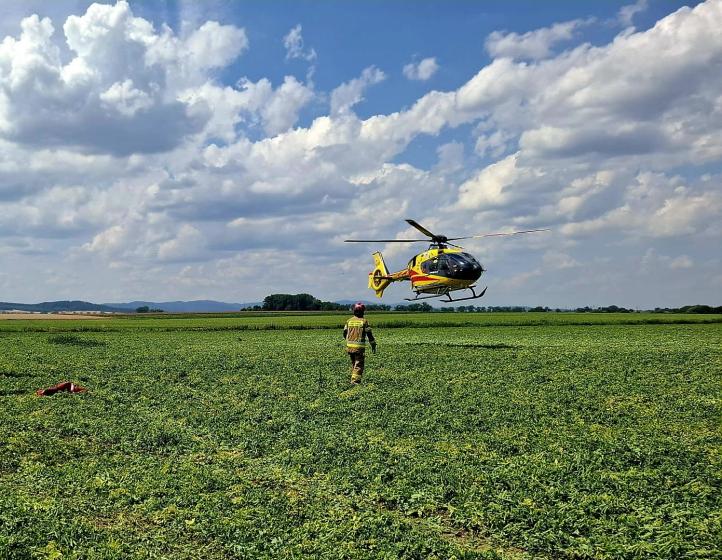 Śmigłowiec LPR na miejscu wypadku samolotu w gminie Ząbkowice Śląskie (fot. KPP w Ząbkowicach Śląskich)