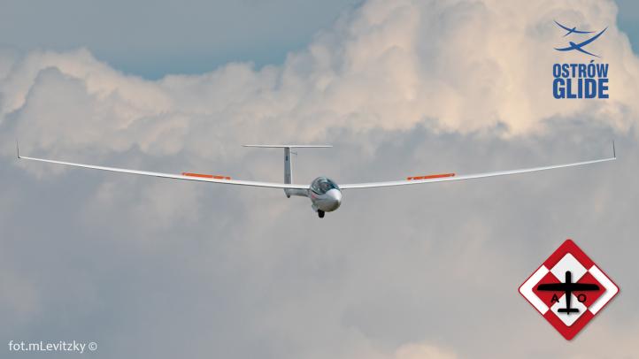 15. Szybowcowe Mistrzostwa Polski w Michałkowie - dolot szybowca (fot. M. Levitzky)