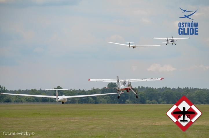 15. Szybowcowe Mistrzostwa Polski w Michałkowie - start szybowców za samolotami (fot. M. Levitzky)
