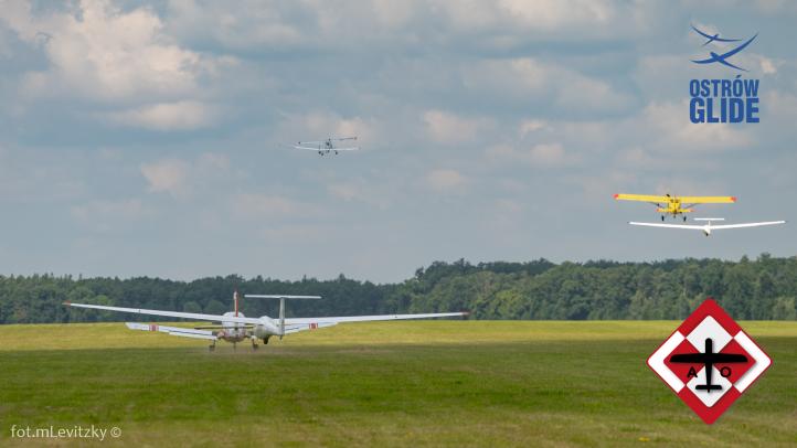 15. Szybowcowe Mistrzostwa Polski w Michałkowie - start trzech szybowców za samolotami (fot. M. Levitzky)