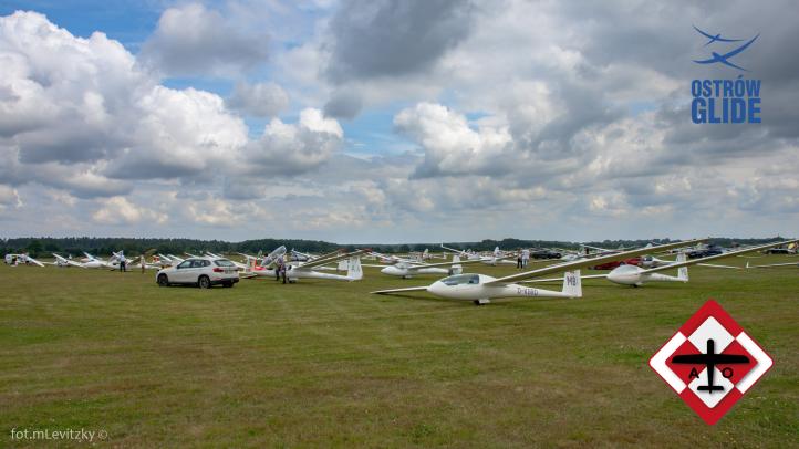 15. Szybowcowe Mistrzostwa Polski w Michałkowie - szybowce na lotnisku (fot. M. Levitzky)