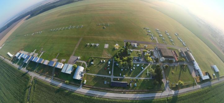 15. Szybowcowe Mistrzostwa Polski w Michałkowie - widok na lotnisko i szybowce z góry (fot. Łukasz Błaszczyk, Facebook)