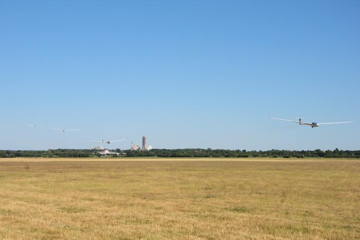 50. Szybowcowe Mistrzostwa Polski - dolot szybowców (fot. Dagmara Klecha i Kuba Łysakowski)