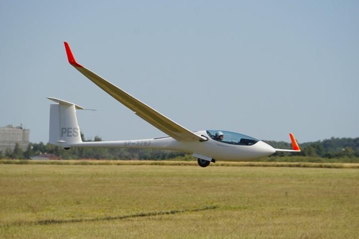 50. Szybowcowe Mistrzostwa Polski - dolot szybowca (fot. Dagmara Klecha i Kuba Łysakowski)