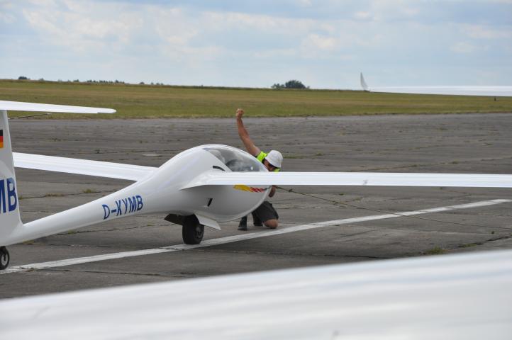 50. Szybowcowe Mistrzostwa Polski - przygotowanie szybowca do startu (fot. Dagmara Klecha i Maciej Wawrzyniak)