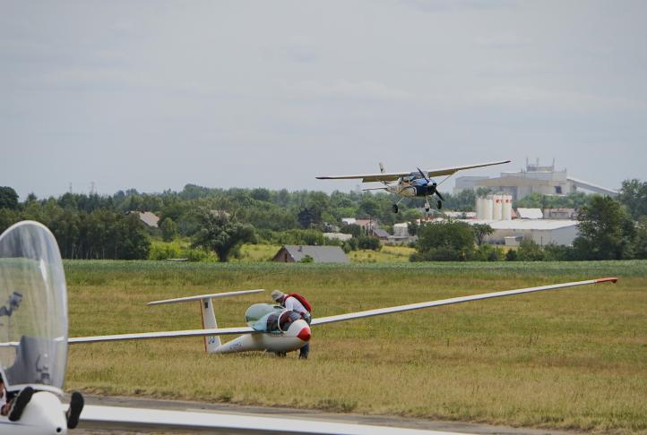 50. Szybowcowe Mistrzostwa Polski - szybowce i samolot w locie (fot. Dagmara Klecha i Maciej Wawrzyniak)