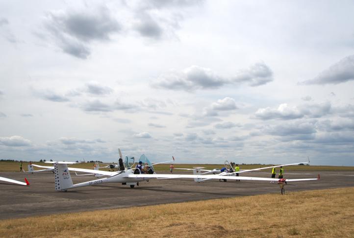 50. Szybowcowe Mistrzostwa Polski - szybowce i samolot w locie (fot. Dagmara Klecha i Maciej Wawrzyniak)