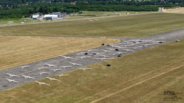 50. Szybowcowe Mistrzostwa Polski - widok z drona na szybowce na pasie startowym (fot. Bartosz Budzisz, EPRU Spotting Team)