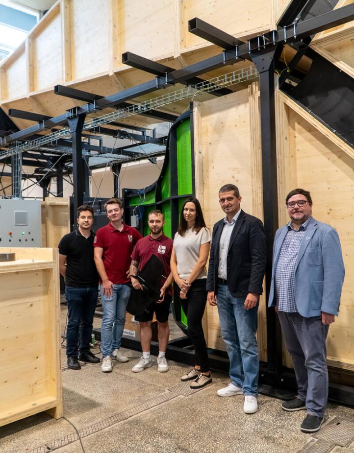 Badacze z Katedry Eksploatacji Systemów Technicznych przy tunelu aerodynamicznym (fot. Krzysztof Wilma)