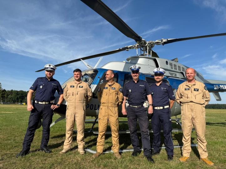 Funkcjonariusze opolskiej drogówki współpracują z obsługą policyjnego śmigłowca Bell-407GXi (fot. policja.pl)