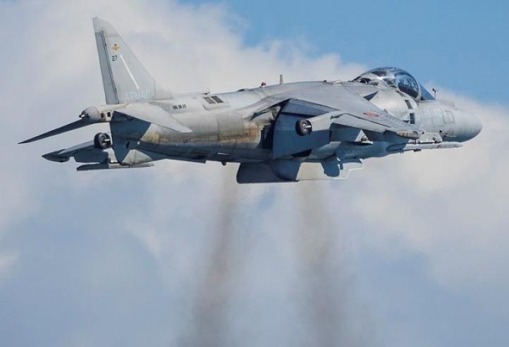 Harrier II w zawisie z wylotem strumienia w dół (fot. Javier Rodríguez, CC BY-SA 2.0, Wikimedia Commons)