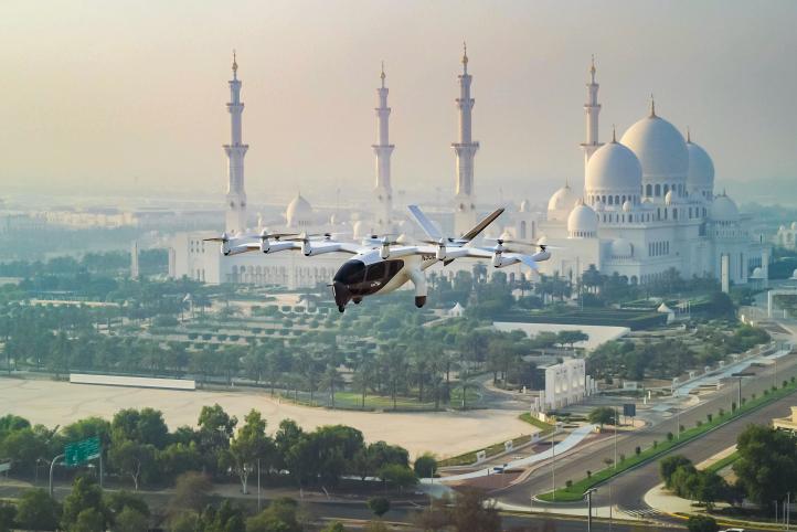 Midnight - samolot VTOL podczas lotu w Abu Zabi (fot. Archer Aviation)