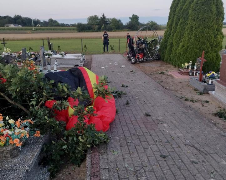 Miejsce wypadku motoparalotniarza w Sędzinie (fot. KPP w Aleksandrowie Kujawskim)2