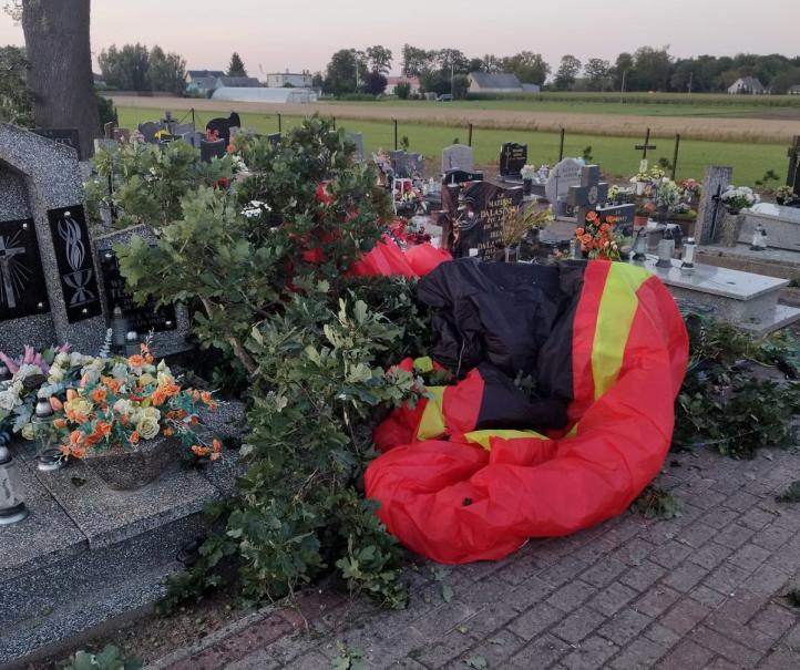 Miejsce wypadku motoparalotniarza w Sędzinie (fot. KPP w Aleksandrowie Kujawskim)3