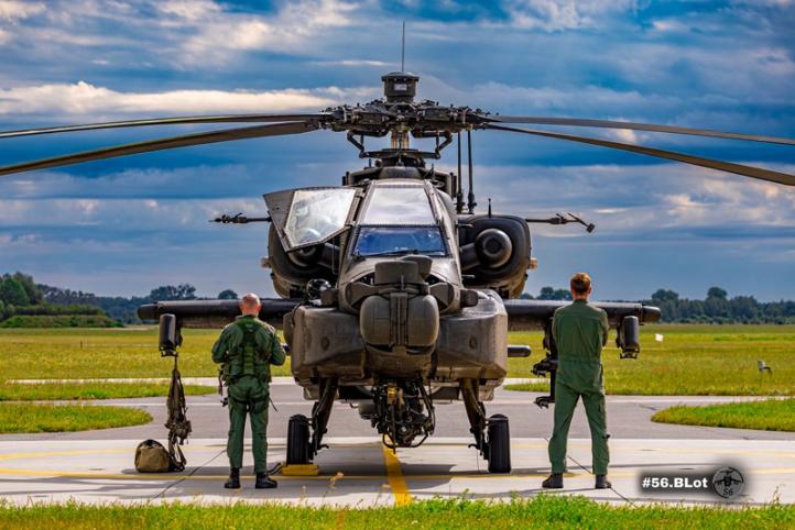 Pierwszy lot AH-64 Apache z polskim i amerykańskim pilotem w Polsce, 2025 r. (fot. 56. Baza Lotnicza) Pierwszy lot AH-64 Apache z polskim i amerykańskim pilotem w Polsce, 2025 r. (fot. 56. Baza Lotnicza)
