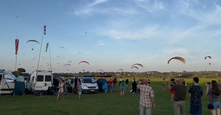Piknik Paralotniowy CHMIELOTY (fot. kadr z filmu na youtube.com)
