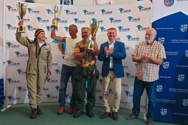 Podium grupy tzw. 'fiesty balonowej' (fot. Balonove Świętokrzyskie) Podium grupy tzw. 'fiesty balonowej' (fot. Balonove Świętokrzyskie)