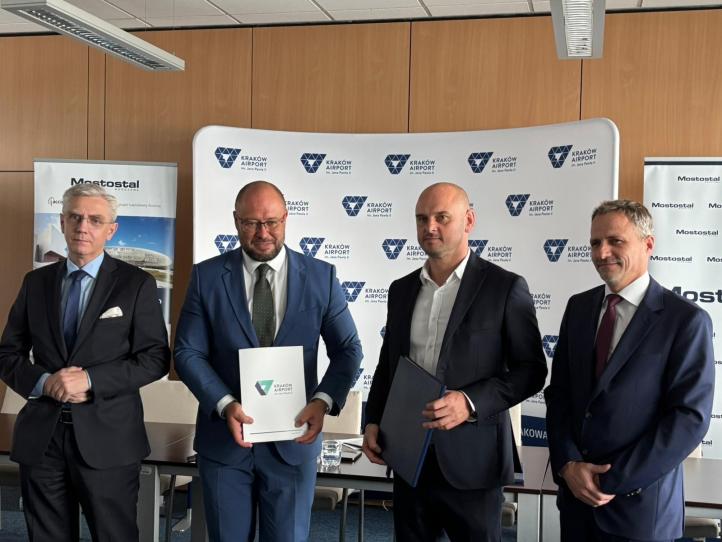 Podpisanie umowy na przebudowę budynku starego terminala cargo, fot. Krakow Airport