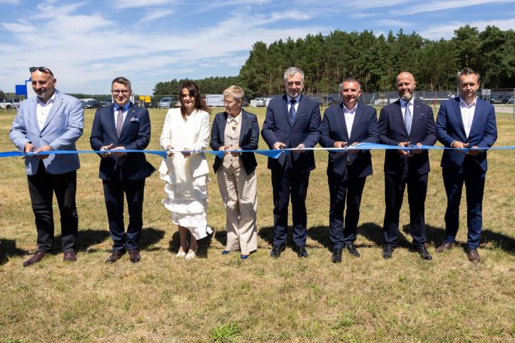 Symboliczne przecięcie wstęgi na lotnisku w Kąkolewie (fot. UM Województwa Wielkopolskiego) Symboliczne przecięcie wstęgi na lotnisku w Kąkolewie (fot. UM Województwa Wielkopolskiego)