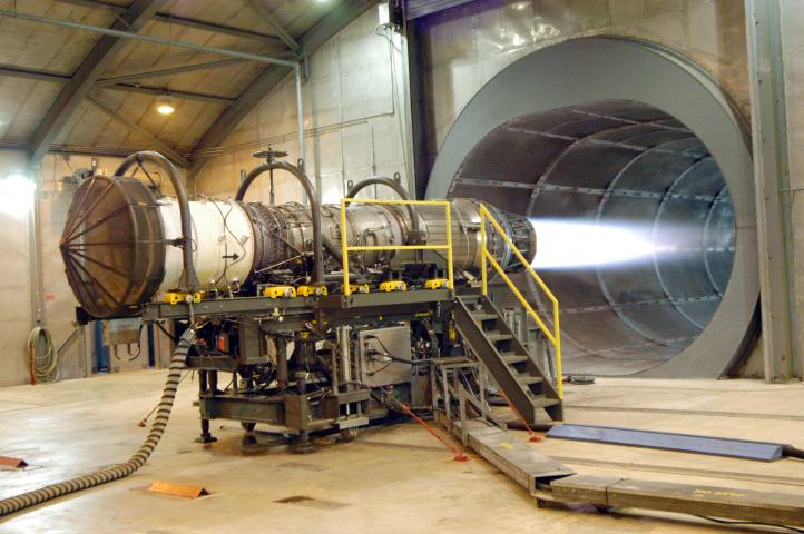 Testy silnika turboodrzutowego (fot. U.S. Air Force photo by Sue Sapp, Domena publiczna, Wikimedia Commons)