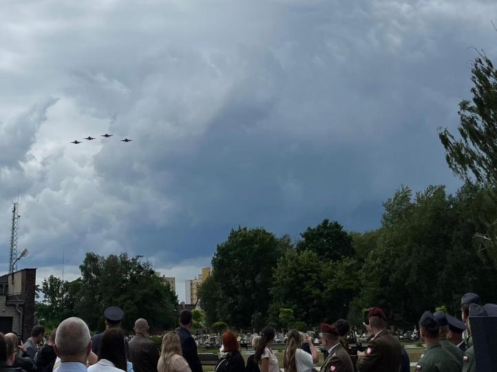 W hołdzie ppłk pil. Robertowi Jełowi, nad cmentarzem przeleciały 'Bieliki' (fot. 41 Baza Lotnictwa Szkolnego)