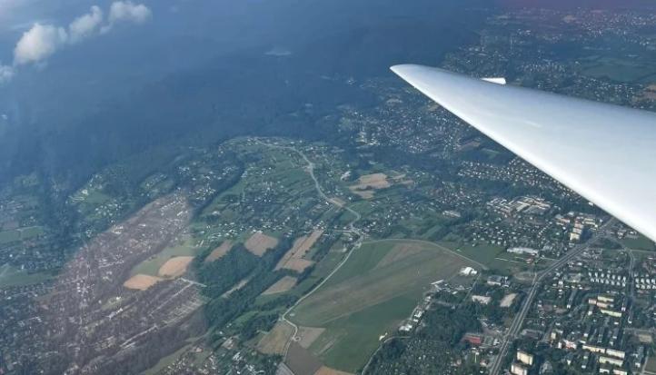 Widok z szybowca akrobacyjnego I-45 JAY w locie (fot. Adam Pietrzykowski)