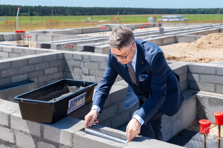 Wmurowano kamień węgielny pod budowę Ośrodka Dydaktyczno-Szkoleniowego w Kąkolewie (fot. Politechnika Poznańska) Wmurowano kamień węgielny pod budowę Ośrodka Dydaktyczno-Szkoleniowego w Kąkolewie (fot. Politechnika Poznańska)