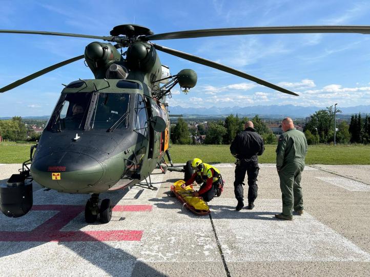Wojskowy Sokół na lądowisku w Zakopanem (fot. 33. Powidzka Baza Lotnictwa Transportowego)