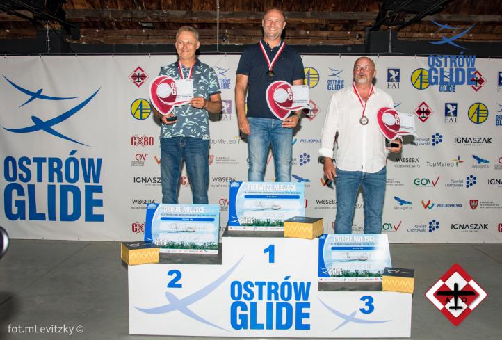 15. Szybowcowe Mistrzostwa Polski w klasie 15m - podium (fot. M. Levitzky)