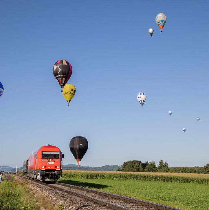 23. Mistrzostwa Europy FAI w Balonach na Ogrzane Powietrze w Wieselburgu w Austrii - balony koło pociągu (fot. FAI)