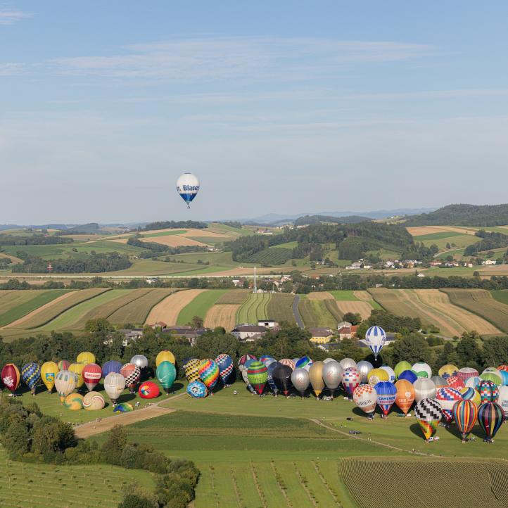 23. Mistrzostwa Europy FAI w Balonach na Ogrzane Powietrze w Wieselburgu w Austrii - przygotowanie balonów do startu (fot. FAI)