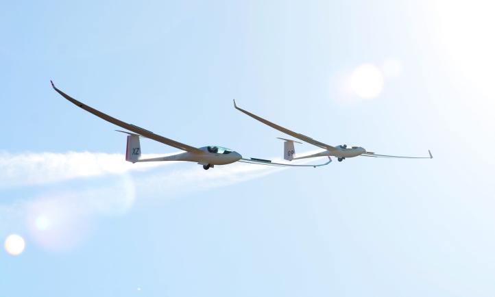 23. Mistrzostwa Europy w Szybownictwie na Węgrzech - dwa szybowce w locie (fot. European Gliding Championships 2025, Facebook)