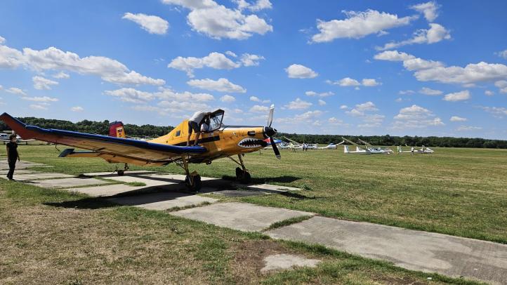 23. Mistrzostwa Europy w Szybownictwie na Węgrzech - szybowce i samolot na lotnisku (fot. Sebastian Kawa, Facebook)