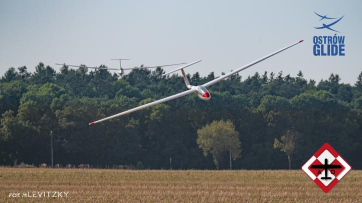 53. Szybowcowe Mistrzostwa Polski Juniorów w Michałkowie - dolot dwóch szybowców (fot. M. Levitzky)