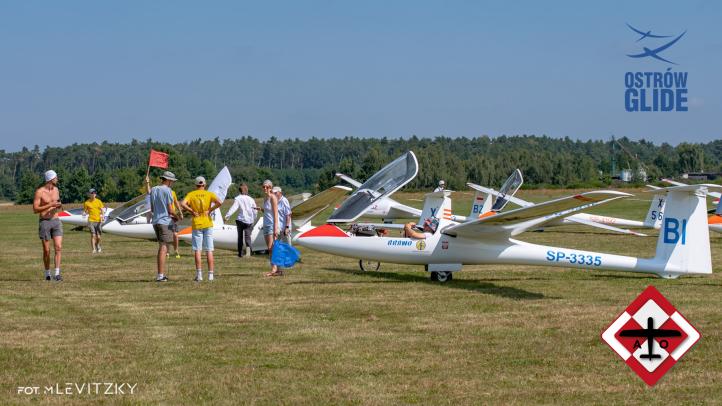 53. Szybowcowe Mistrzostwa Polski Juniorów w Michałkowie - start szybowców za samolotami (fot. M. Levitzky)
