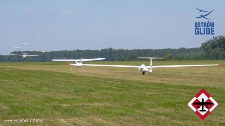 53. Szybowcowe Mistrzostwa Polski Juniorów w Michałkowie - start szybowców za samolotami (fot. M. Levitzky)