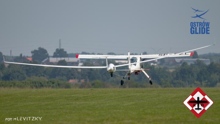 53. Szybowcowe Mistrzostwa Polski Juniorów w Michałkowie - start szybowca za samolotem (fot. M. Levitzky)