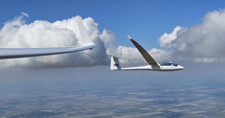 Adam Czeladzki na szybowcu Arcus PPL przed startem lotnym. Na tylnym fotelu Stanisław Biela (fot. Sebastian Kawa)