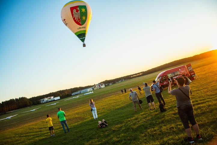 Balon Aeroklubu Ziemi Lubuskiej na lotnisku w Przylepie - start (fot. Aeroklub Ziemi Lubuskiej) Balon Aeroklubu Ziemi Lubuskiej na lotnisku w Przylepie - start (fot. Aeroklub Ziemi Lubuskiej)