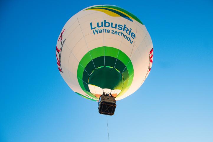 Balon Aeroklubu Ziemi Lubuskiej w locie - widok z dołu (fot. Aeroklub Ziemi Lubuskiej) Balon Aeroklubu Ziemi Lubuskiej w locie - widok z dołu (fot. Aeroklub Ziemi Lubuskiej)