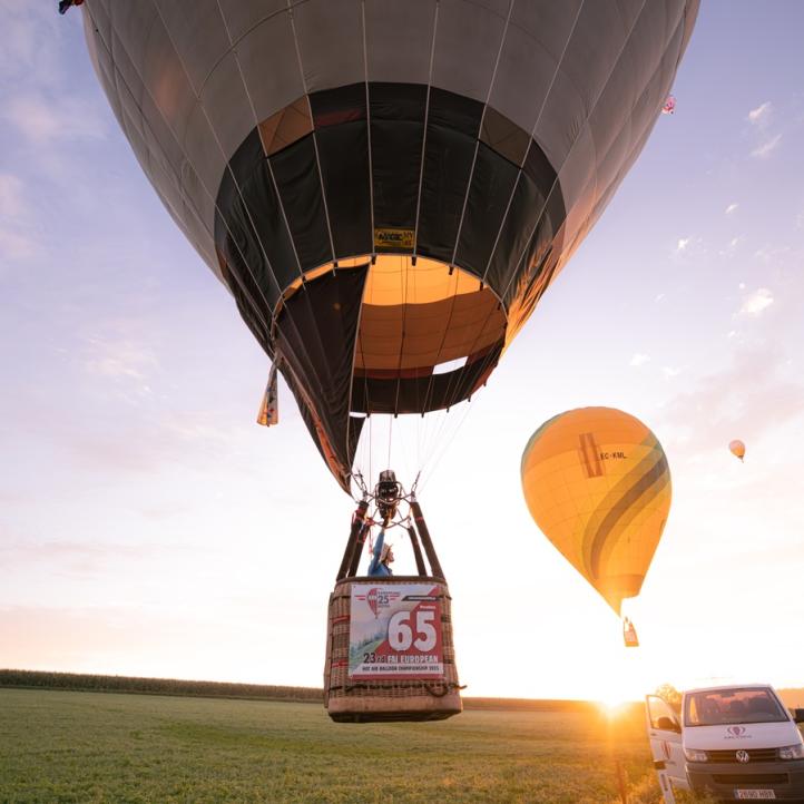 Blai Carbonnel (ESP) wznosi się do pierwszego zadania dnia (fot. Agata Dominguez)