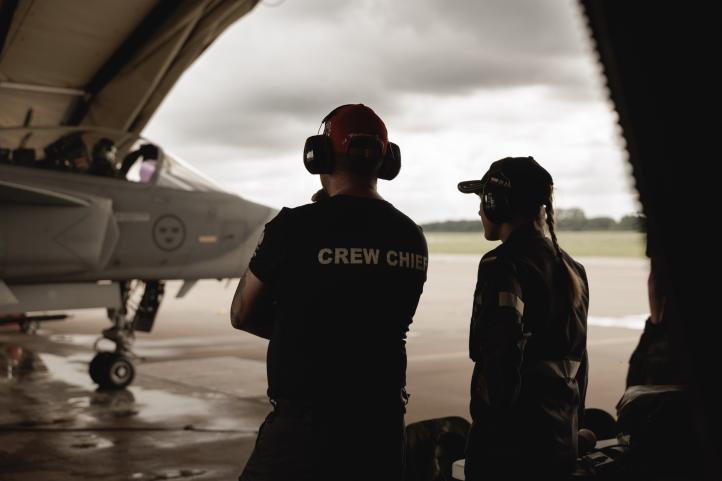 Brytyjscy i polscy inżynierowie pokładowi z powodzeniem zatankowali szwedzkie myśliwce JAS 39 Gripen podczas operacji lotniczych NATO w Polsce (fot. Szwedzkie Siły Powietrzne)2