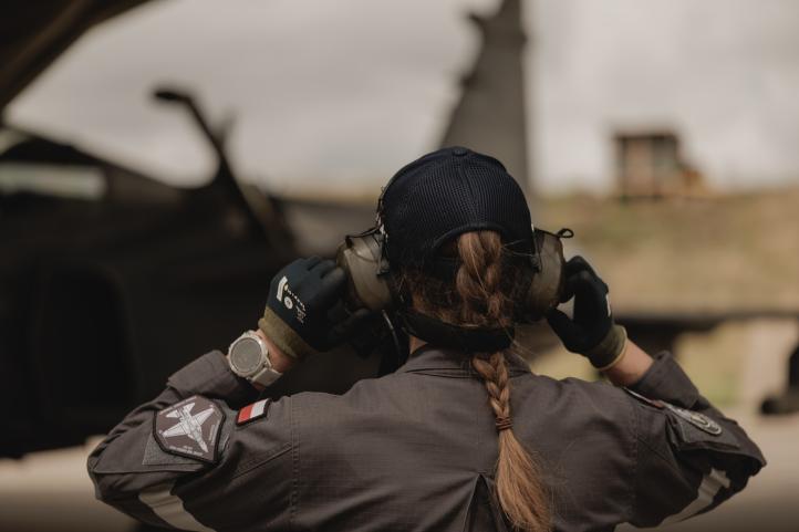 Brytyjscy i polscy inżynierowie pokładowi z powodzeniem zatankowali szwedzkie myśliwce JAS 39 Gripen podczas operacji lotniczych NATO w Polsce (fot. Szwedzkie Siły Powietrzne)3